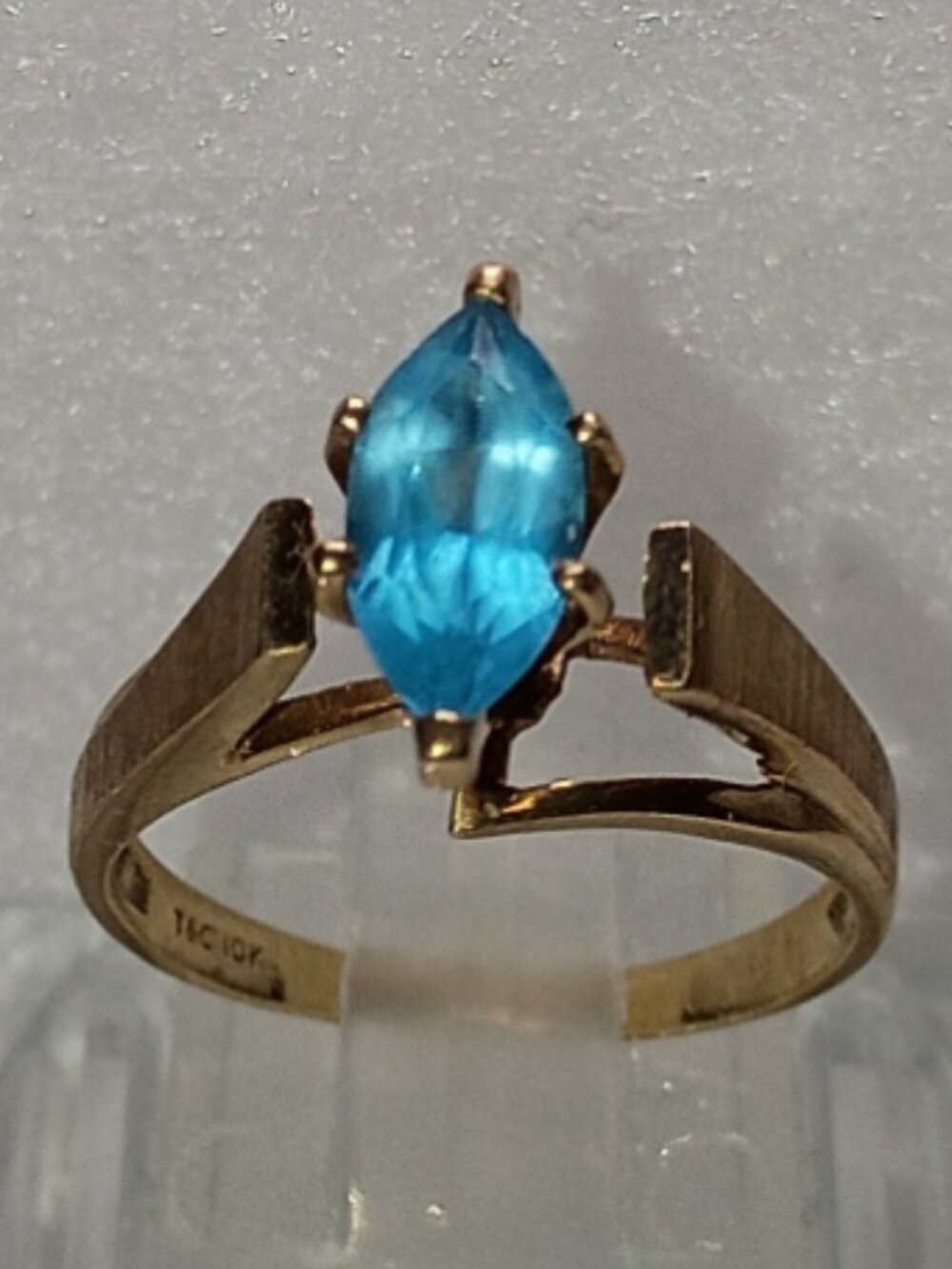 10Kt Yellow Gold Solitaire Marquise Blue Topaz Ring
